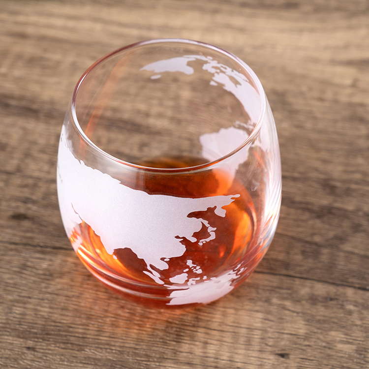 Wholesale Glass Bottle Wine Liquor Globe Whisky Decanter with Wood Base with 2 Cups
