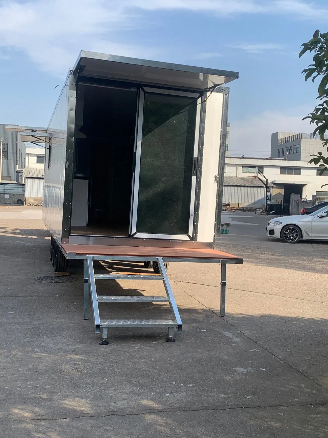 Cheap Price Movable Container House on Trailer Wheel