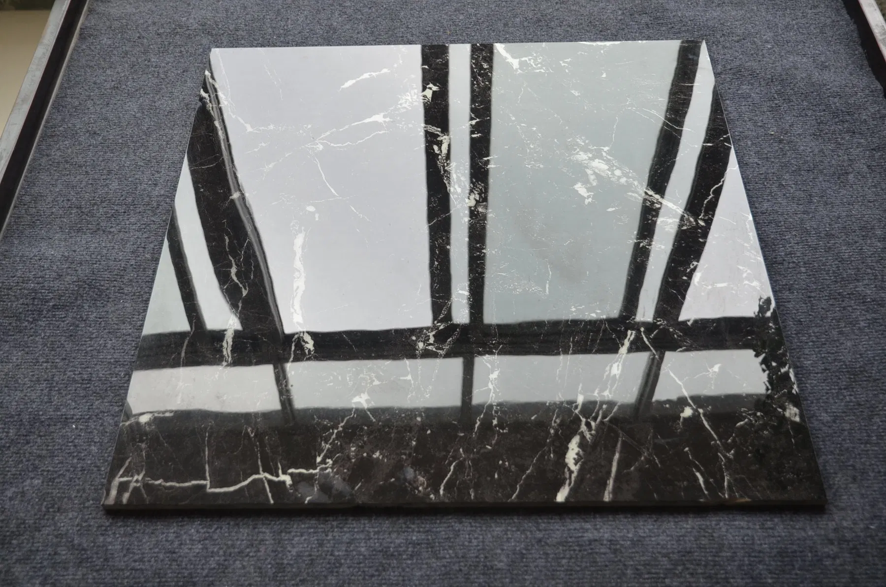 Керамогранитная плитка 600x600 мм черно-белая квадратная