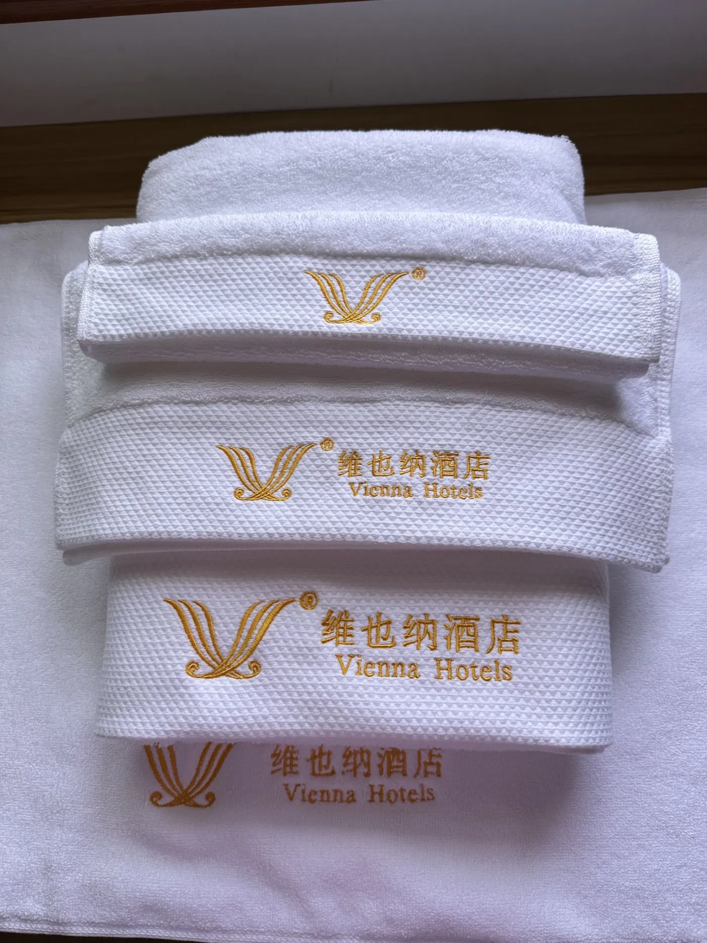 Wholesale 5-Star Hotel Bath Towel Set - 100% Cotton White Luxury for Hilton Hotel, OEM Custom Logo Service