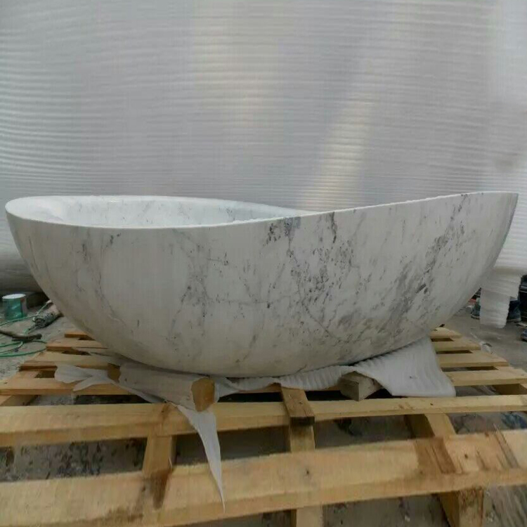 Отдельностоящая мраморная ванна с гидромассажем