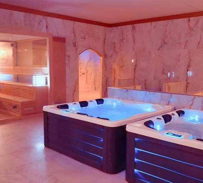 Угловая гидромассажная ванна на 5 человек с гидромассажем