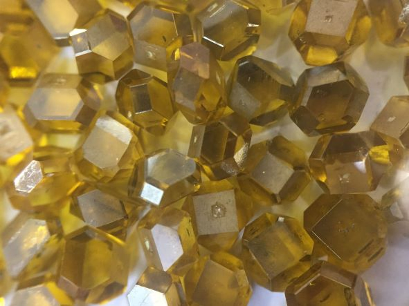 Желтый синтетический алмаз HPHT MCD