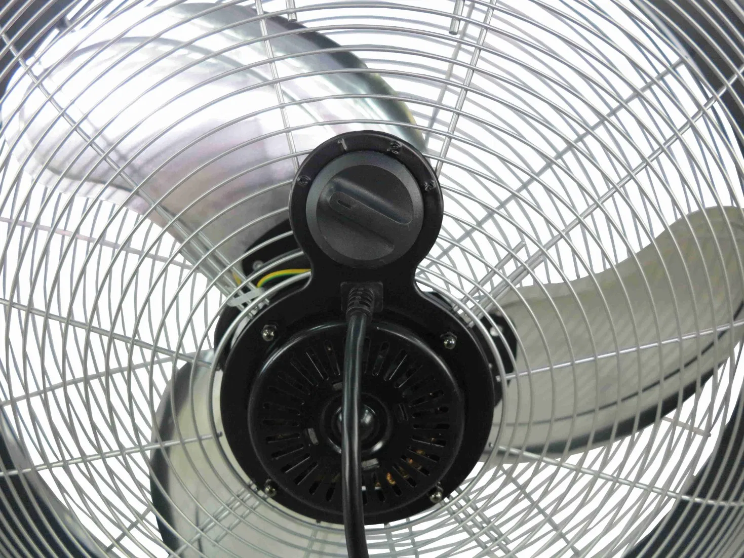 High Velocity Floor Fan Has a Powerful 120W Motor and a Large 20inch (50 cm) Fan Head