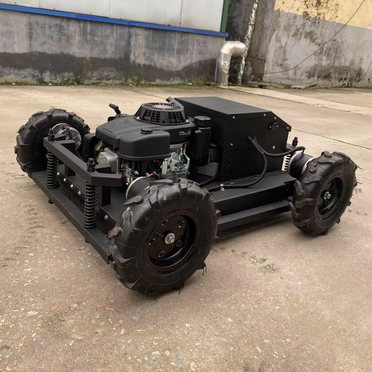 Бензиновый самоходный робот-газонокосилка с дистанционным управлением