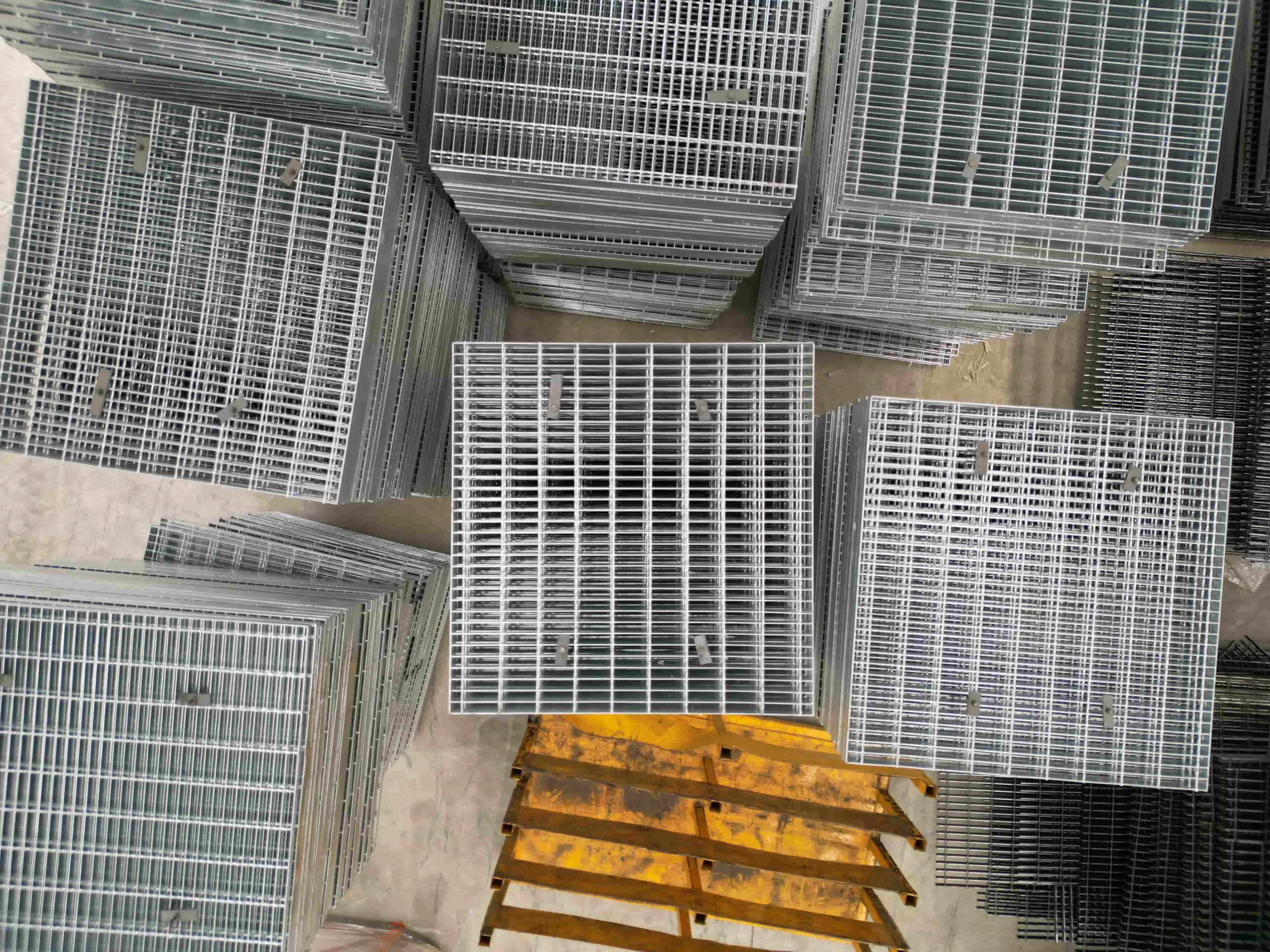 High-Performance Galvanized Steel Grating - Defeng, OEM Available