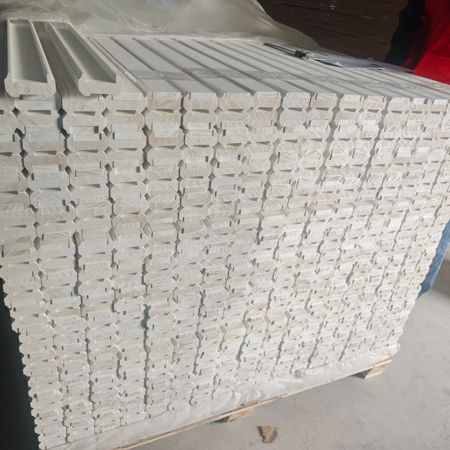 Wholesale Primed Pine Wood Handrail Stair Railing for Home Building Balcony Indoor Application