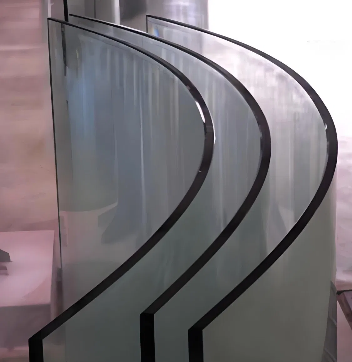 Long-Lasting Curved Safety Glass for Safe Construction Use