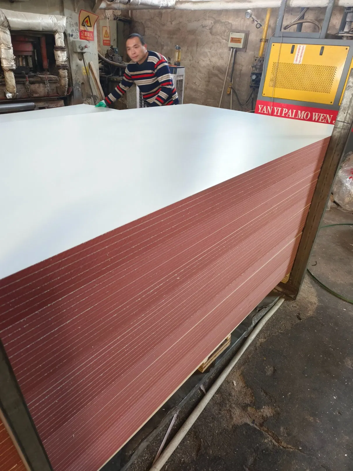 18mm Flame Retardant Fire Resistant Red MDF Sheet Fibreboards Fireproof Red MDF