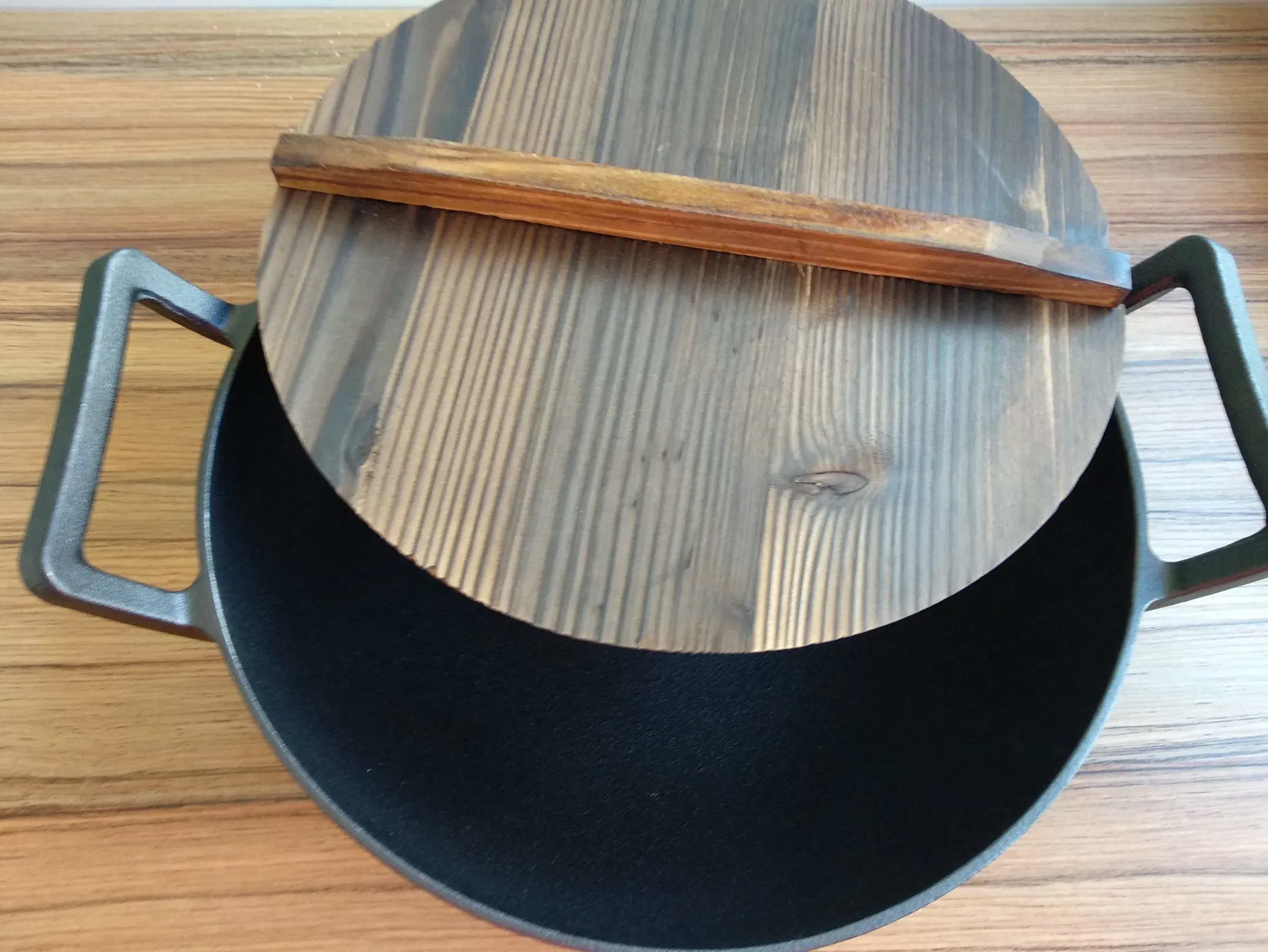 China Cast Iron Big Size Wok with Wooden Lid