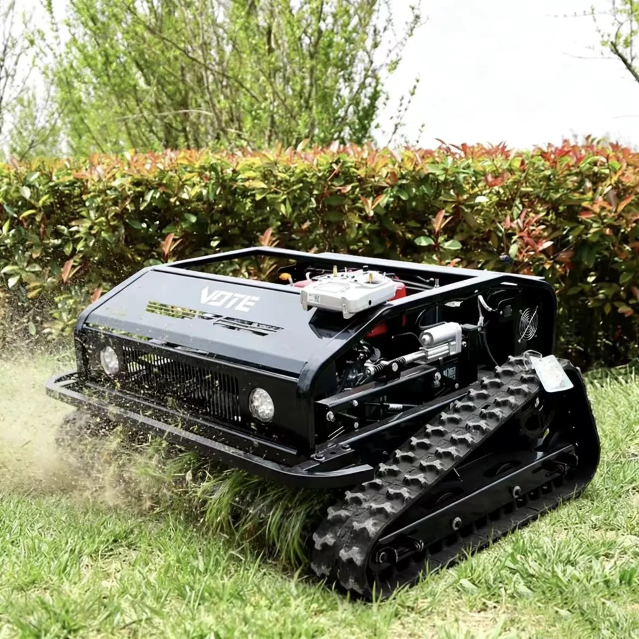 Газонокосилка бензиновая с нулевым радиусом разворота и пультом ДУ