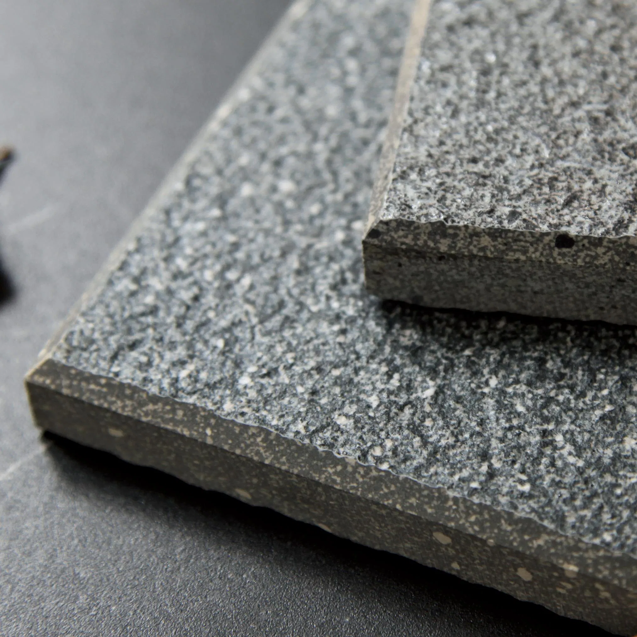 Противоскользящая тротуарная плитка Sesame Black 200x600 мм