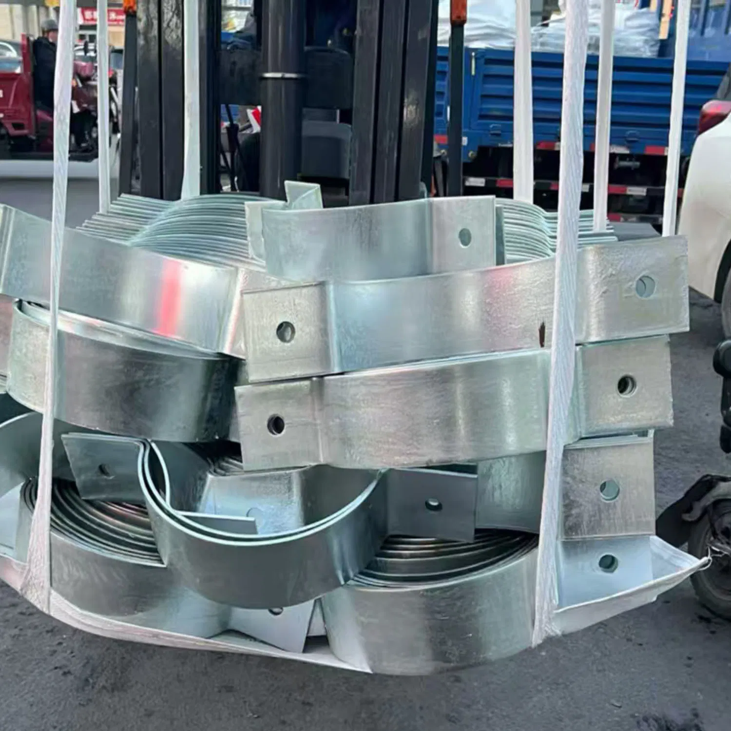 Хомут для крепления проводов на опорах ЛЭП