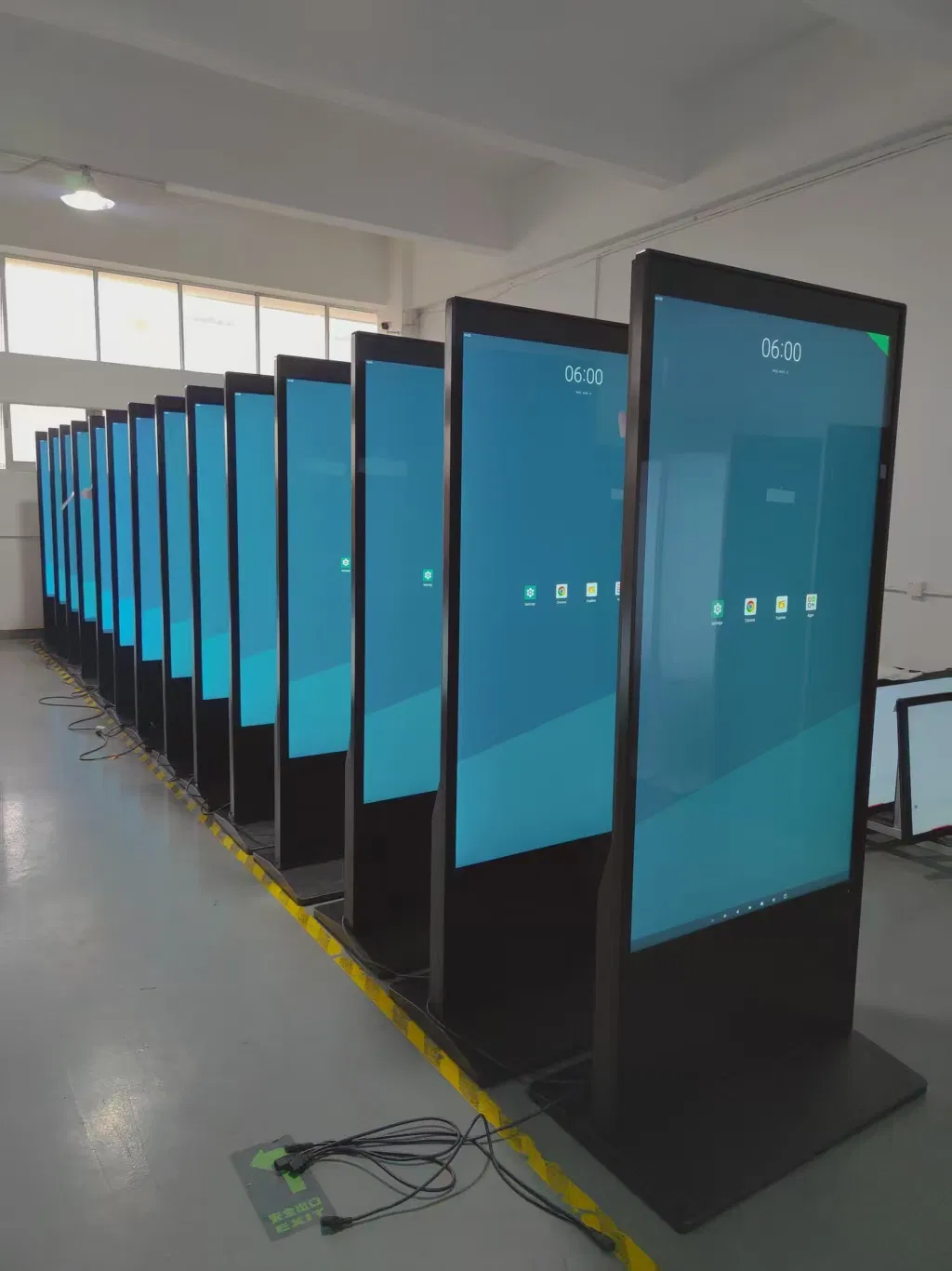 43-дюймовый LCD киоск-тотем с сенсорным экраном