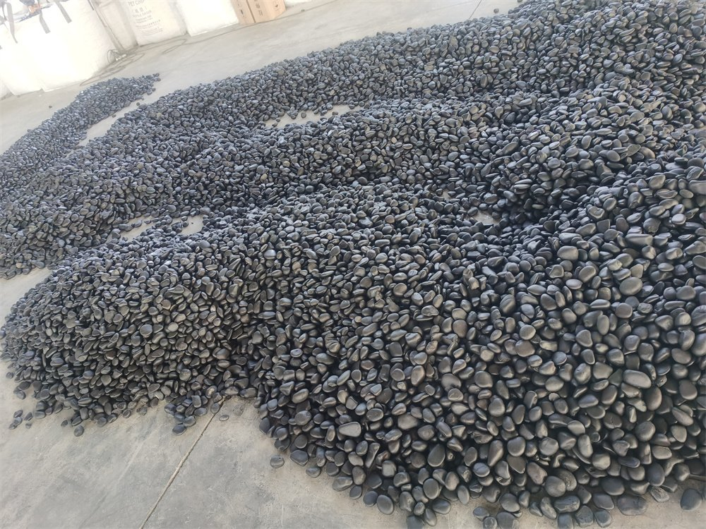 High Quality Garden Decoration Natural Polished Stone Black Pebble Landscape