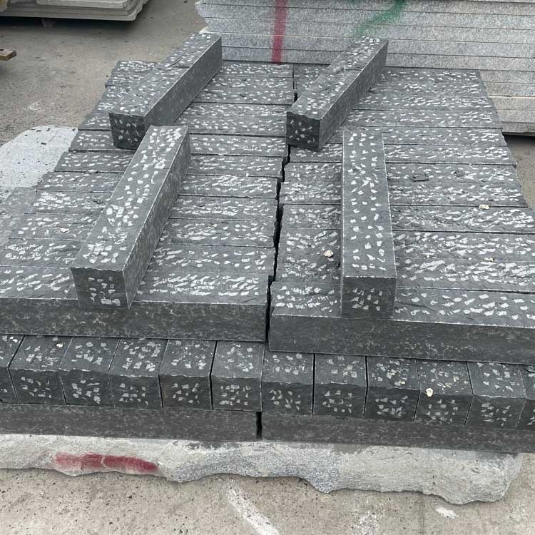 Natural Split Black Basalt Stone Palisade for Patios Fence