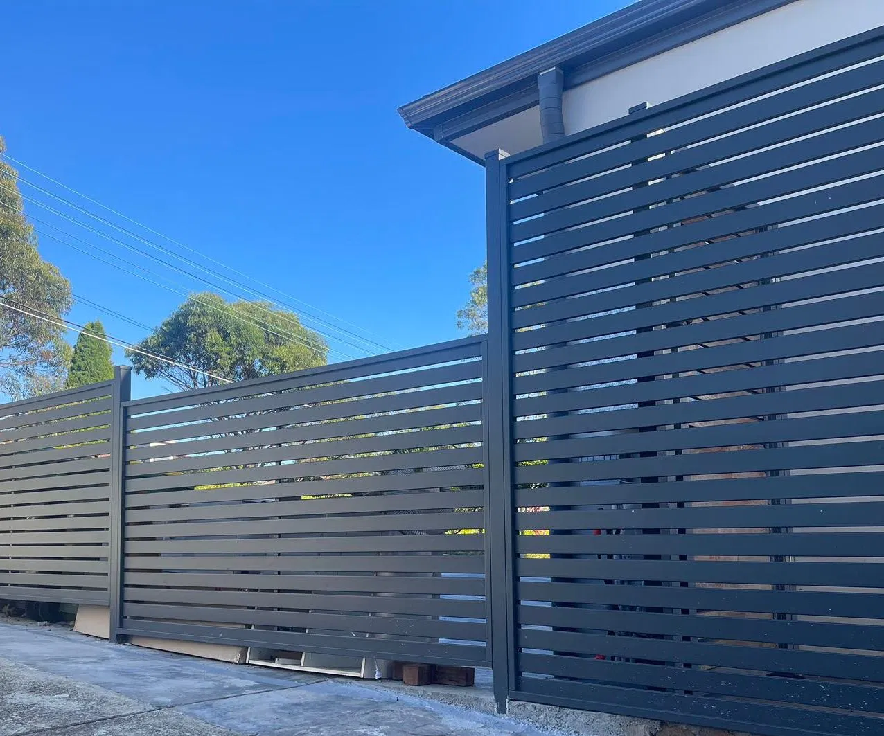 OEM&ODM Galvanized Iron Garden Fence with Decorative Patterns & Rustproof Coating