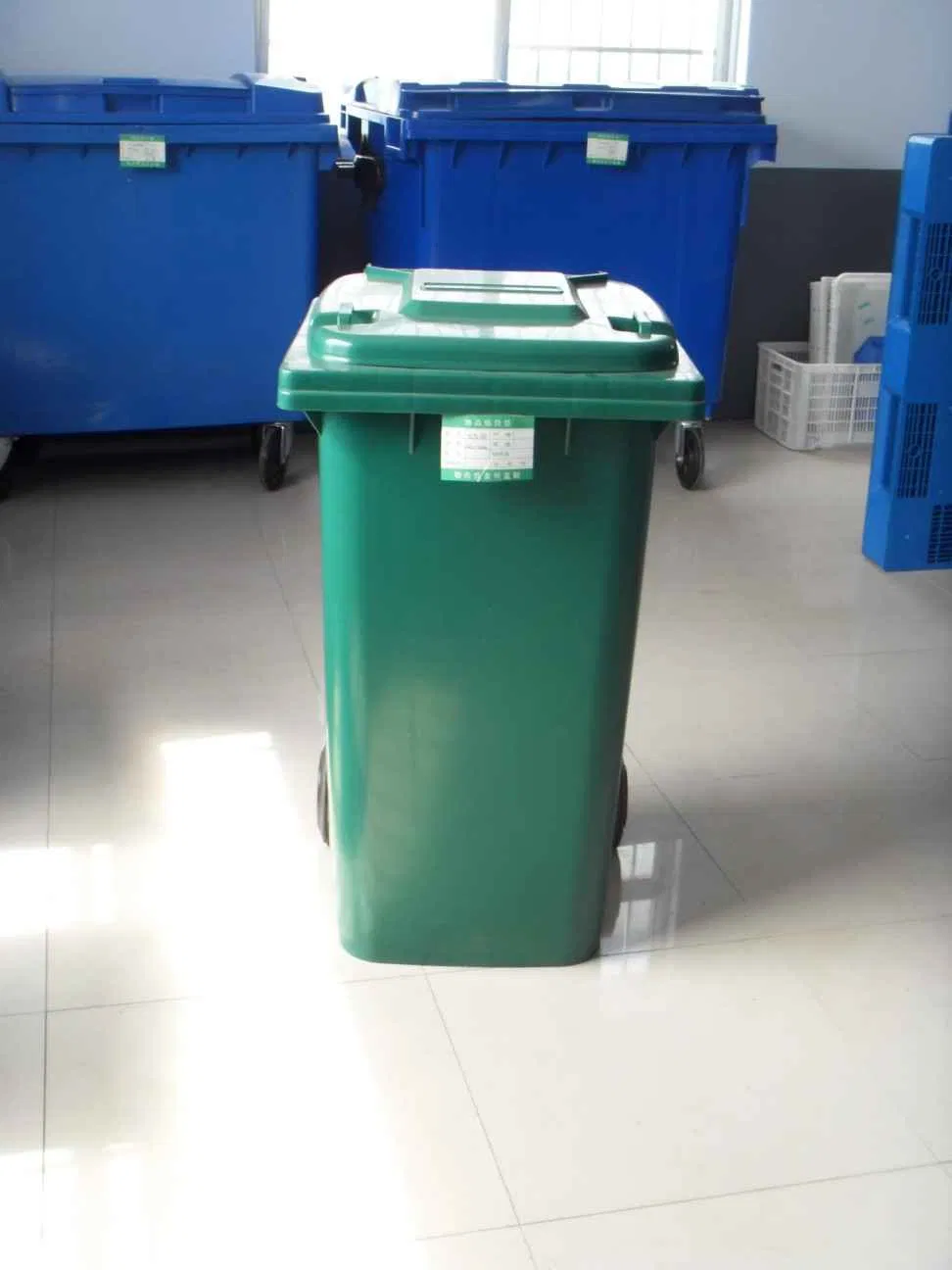 Уличная пластиковая урна 240 л с колесами