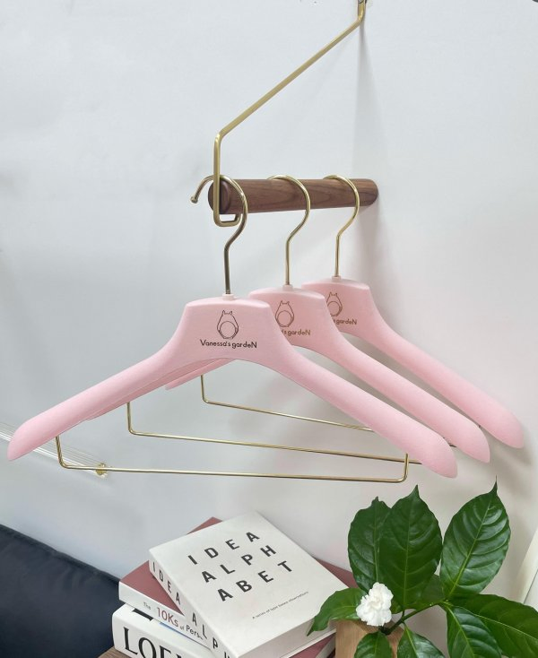 Розовые бархатные вешалки для одежды с логотипом