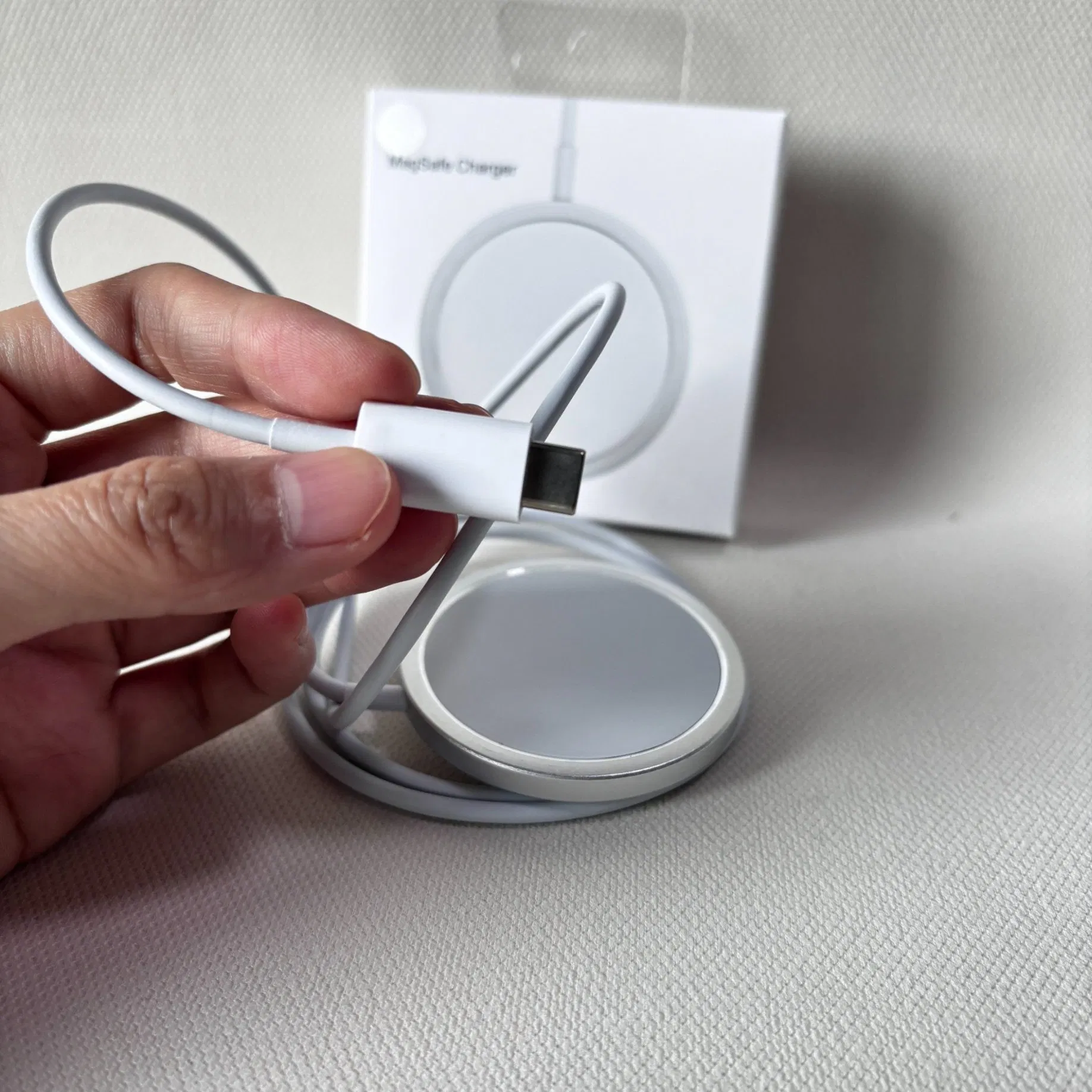 Магнитный чехол-книжка для iPhone 12-15 с поддержкой MagSafe