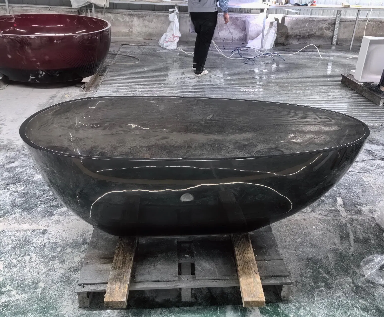 Черная ванна из прозрачной смолы, отдельностоящая