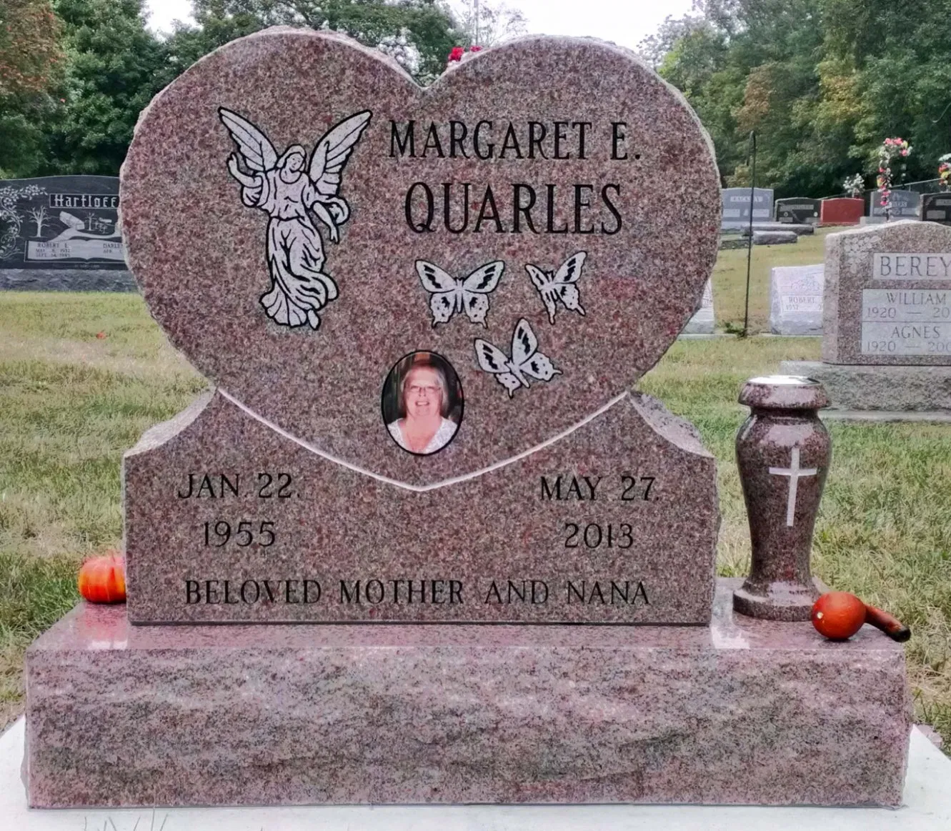 China Wholesale Granite Stone Monument Price Heart Shaped Memorials Design