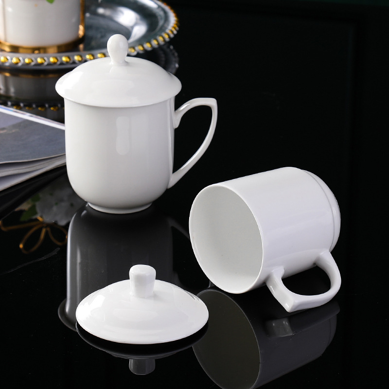 Минималистичная керамическая чашка для подарка