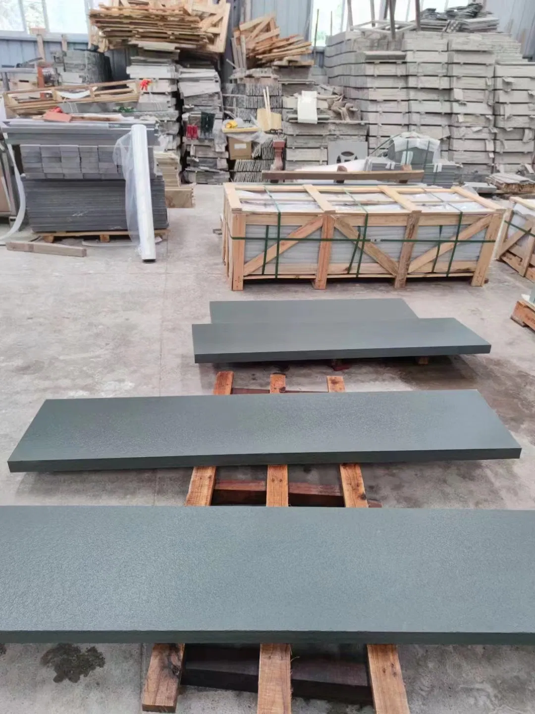 Wholesale Price Natural Stone Flamed/Honed/Tumbled Green Sandstone /Black Basalt Bluestone for Paving, Kerbstone, Stairs Floor Tile