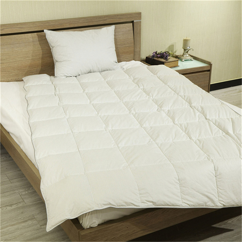 Breathable Summer Sleep Stripe Print Duvet with Lightweight Construction