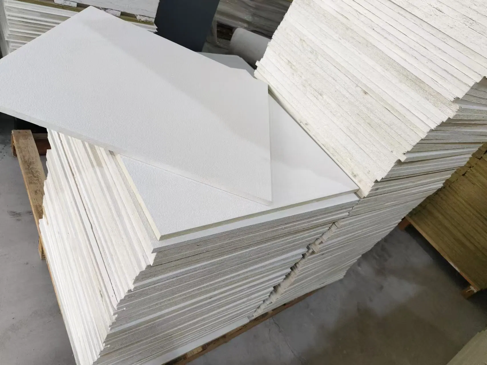 600*600mm Light Weight Suspended Soundproof Fiberglass Acoustic Insulation False Ceiling Board