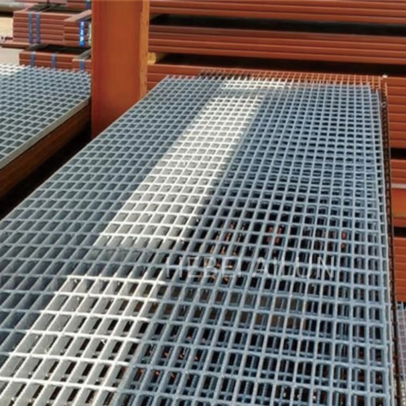 Hot DIP Galvanized Steel Grating for Industrial Platform, Heavy Duty Serrated Bar Grating Fence for Trench Cover