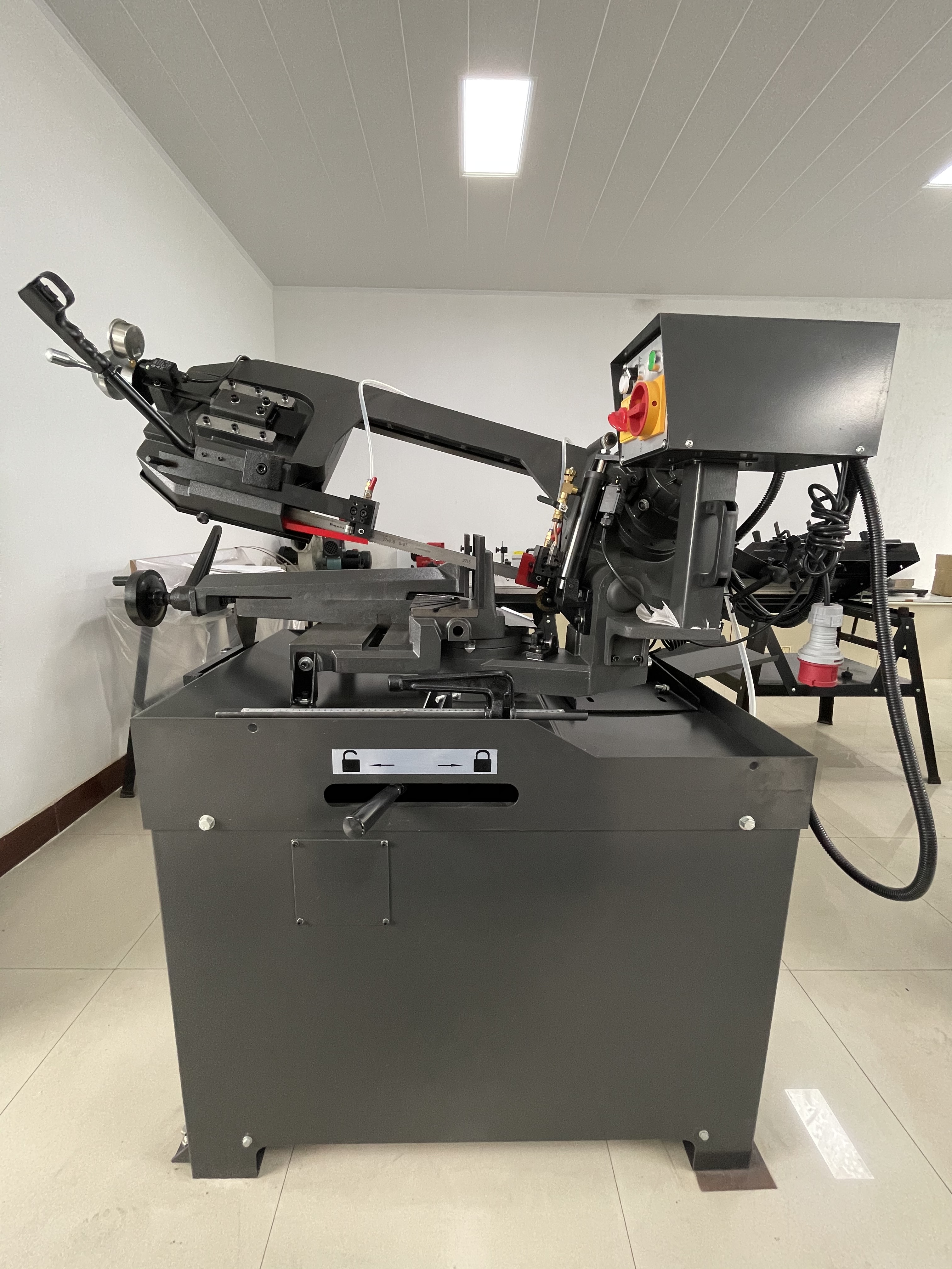 Станок ленточнопильный горизонтальный по металлу