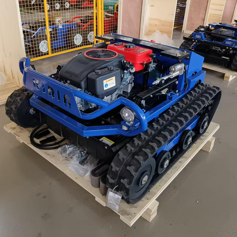 Самоходный газонокосилка-робот на гусеницах с дистанционным управлением