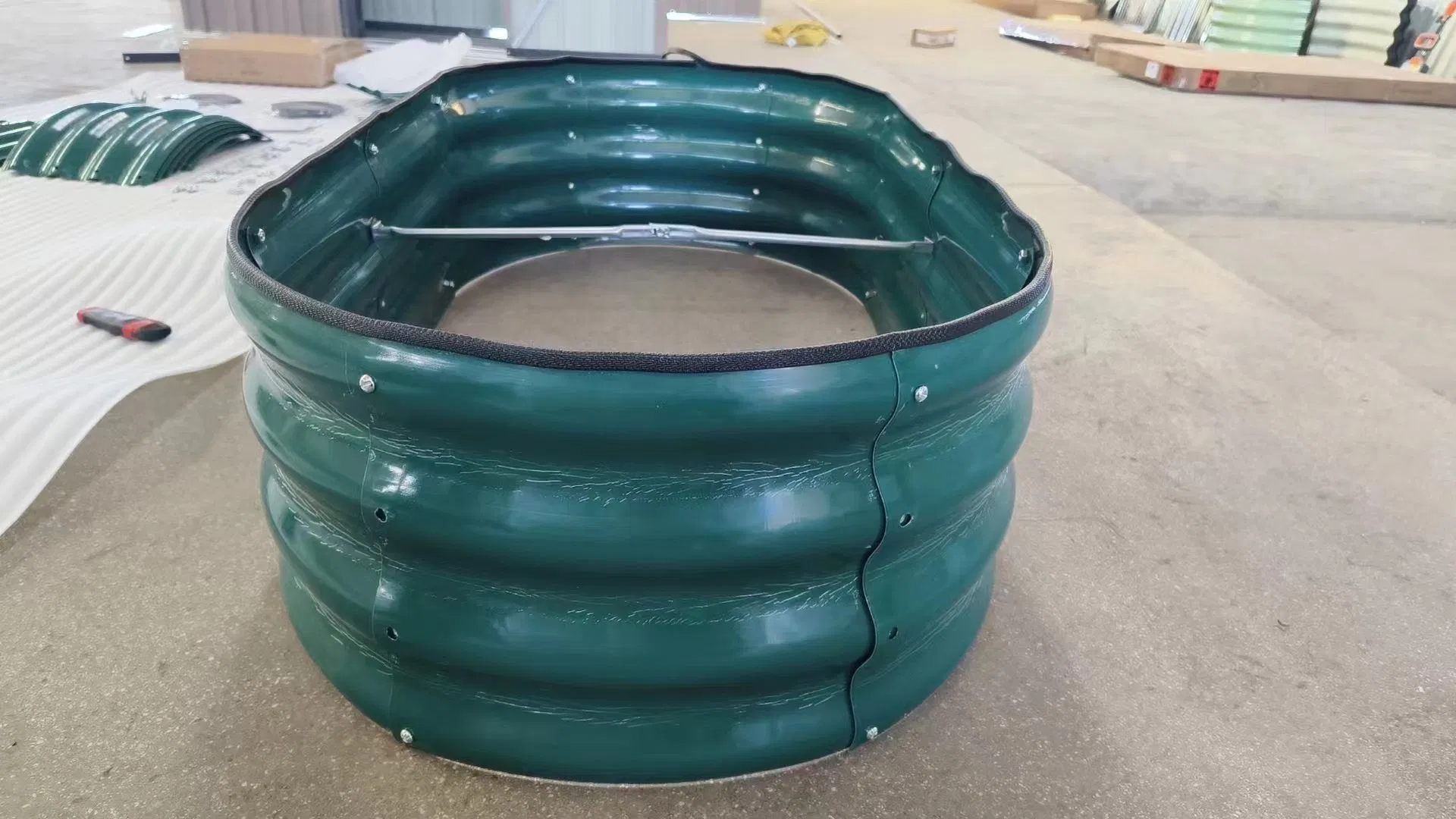 Высокая круглая грядка из гофрированного металла, белая