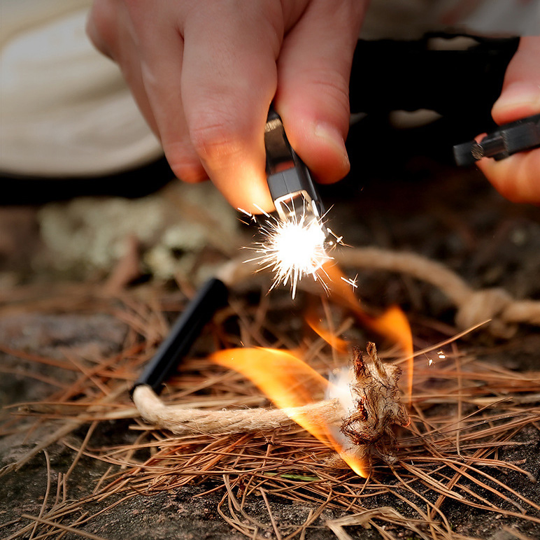 Multifunctional Survival Kit Camping Equipment Compass Paracord Bracelet Outdoor Kit Bag Bracelet Fishing and Wild Environment