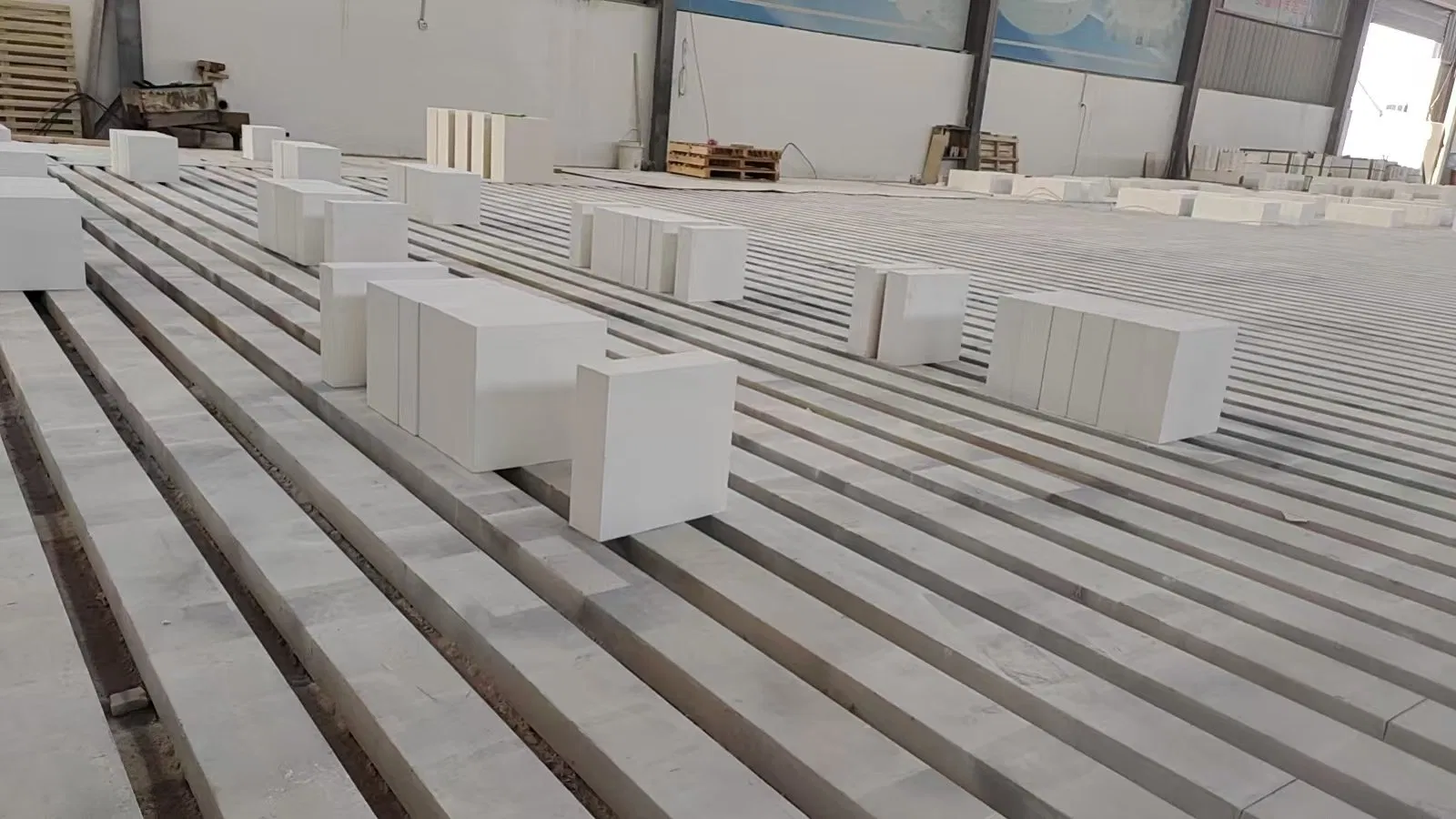 Циркониевый корундовый кирпич AZS для стекольной промышленности