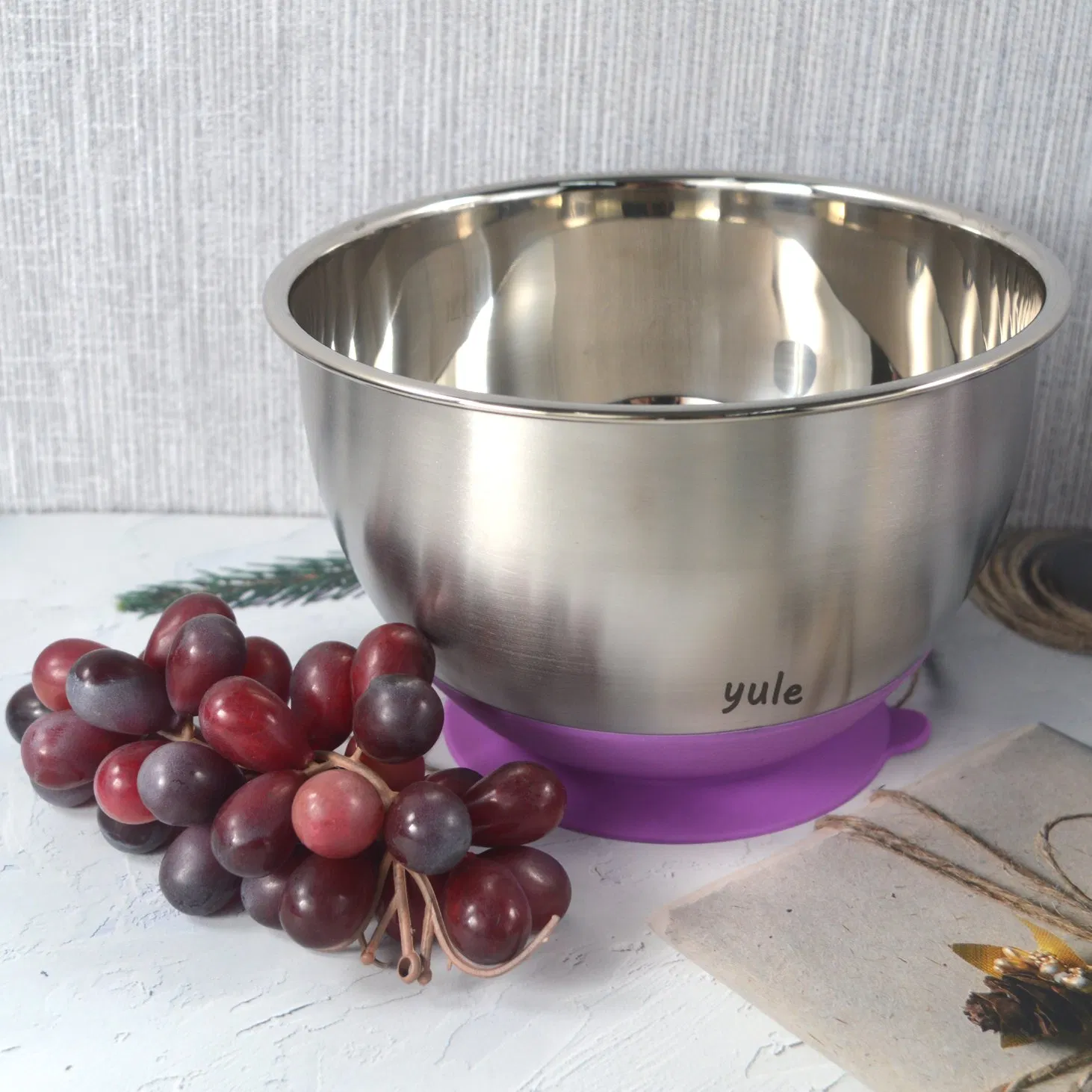 Yule Factory Set of 4 Stainless Steel Mixing Bowls with Non Slip Base and Lids Salad Bowls