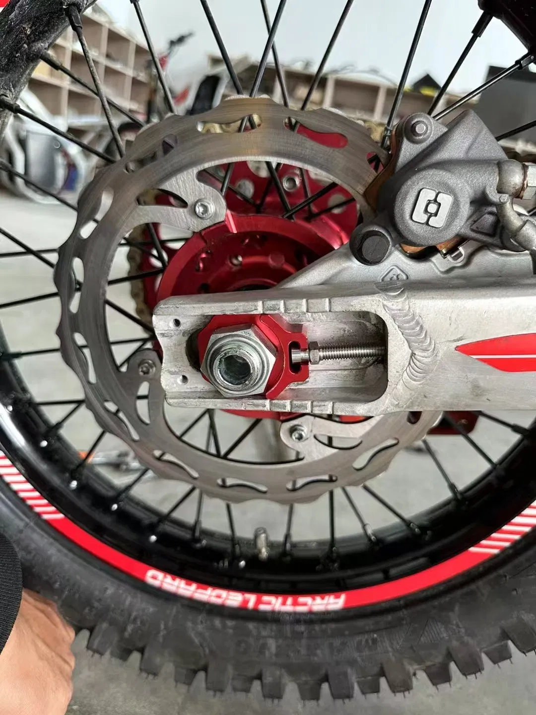 Arctic Leopard Cheetah Race Edition: Lightweight Titanium Frame E-Motorcycle