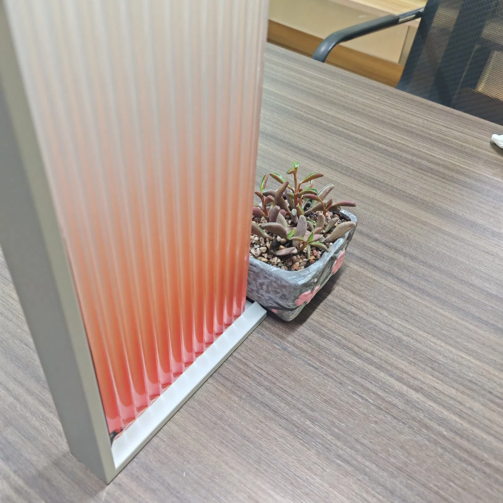 Ultra Clear Patterned Tempered Glass with Custom Satin Finish for Interiors