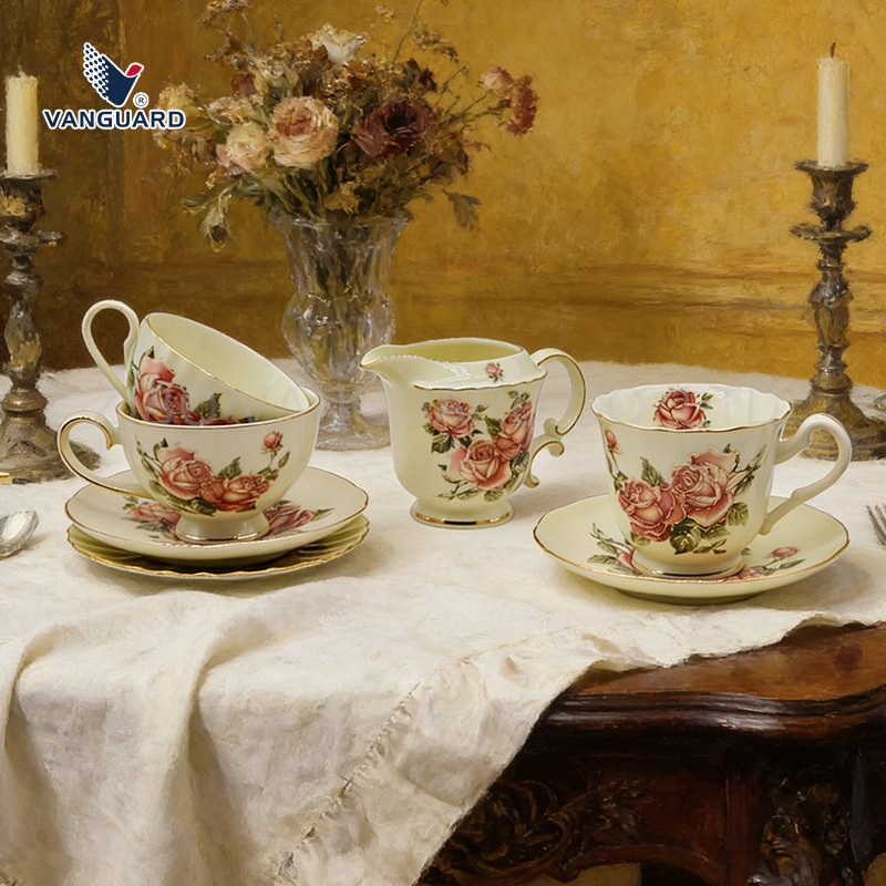 Фарфоровый чайный сервиз на 12 персон с дизайном