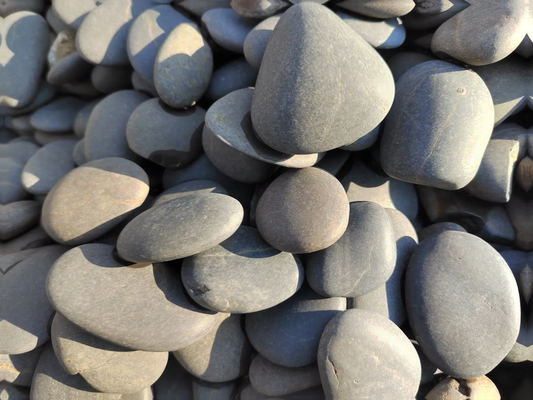 Premium Mixed White and Grey Polished Pebbles 2-3cm 3-5cm for Landscaping