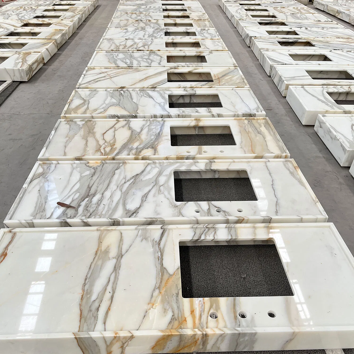 Chinese Factory Wholesale Modern Bathroom Cabinet Marble Calacatta Customized Vanity Top Design