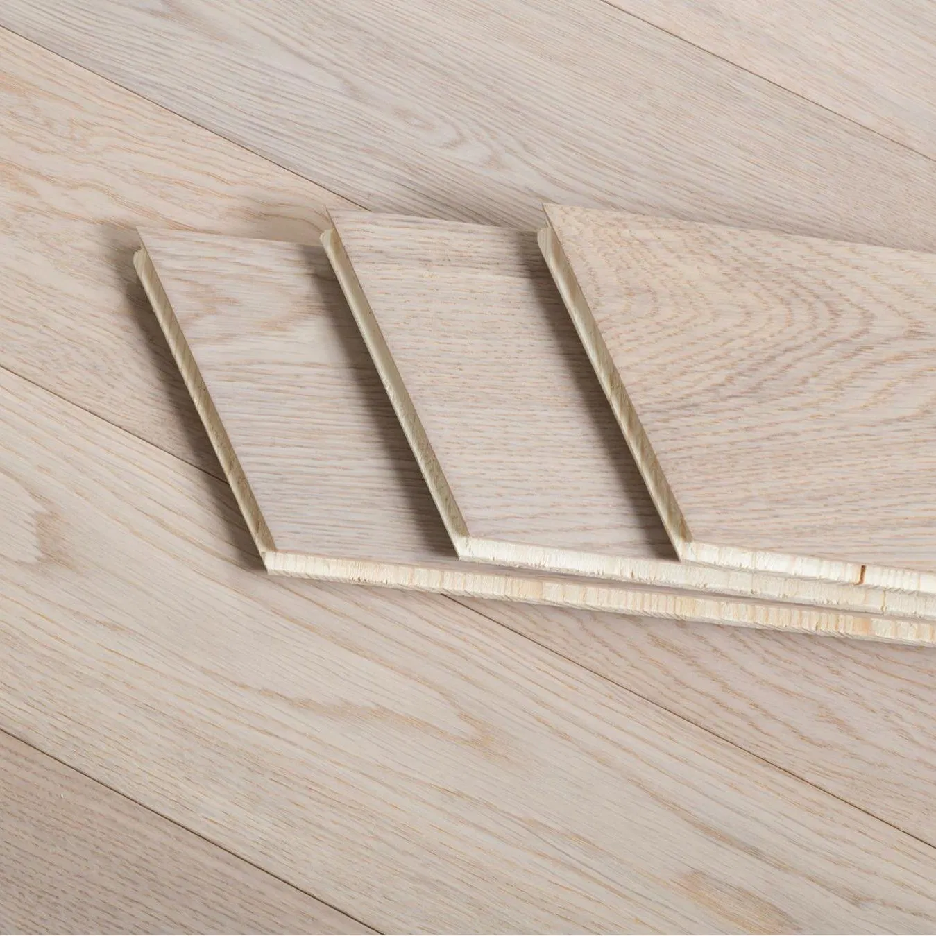 Серый инженерный паркет 'Шеврон' 15мм