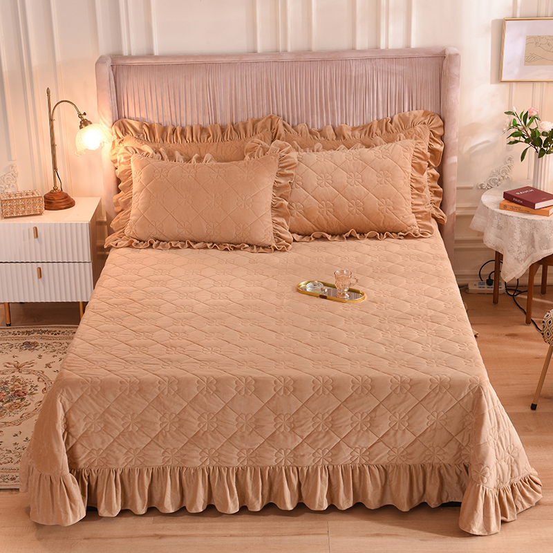 Luxury Top Selling Velvet Embroidery Bed Cover Bedding Set
