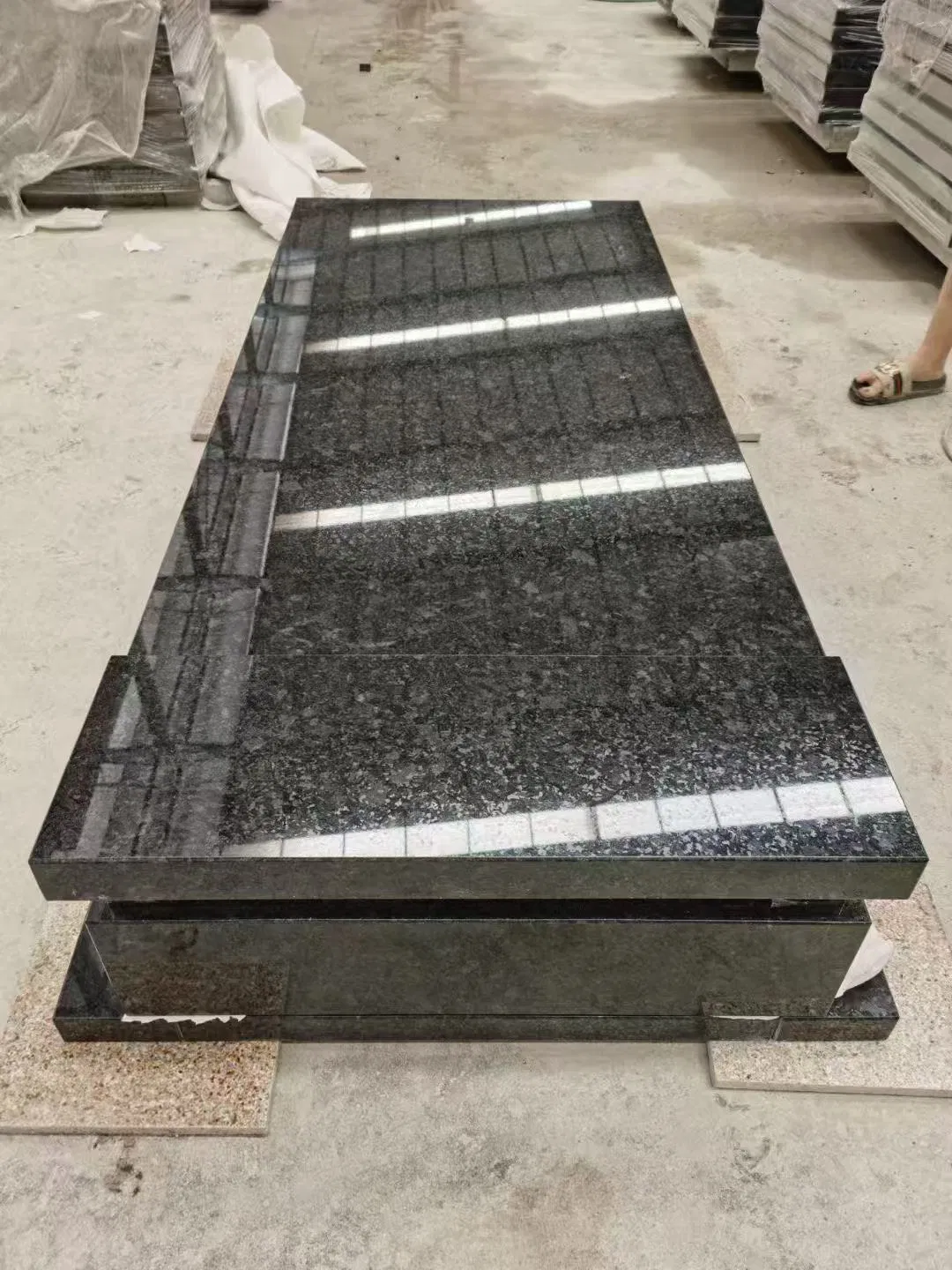 Polished/Honed Granite Europen Style Angola Black Monument Headstone Tombstone