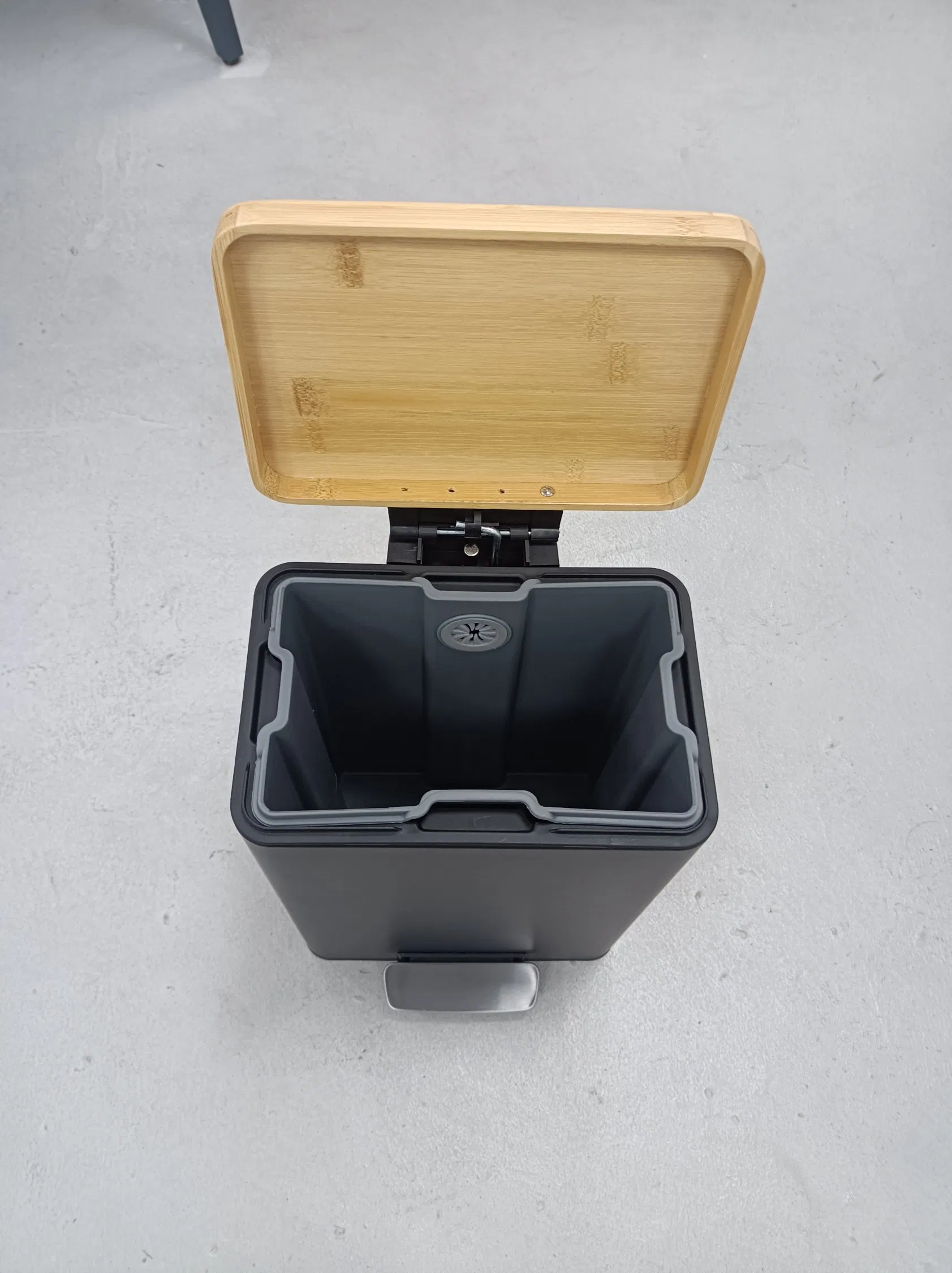 Современная мусорная корзина из нержавеющей стали