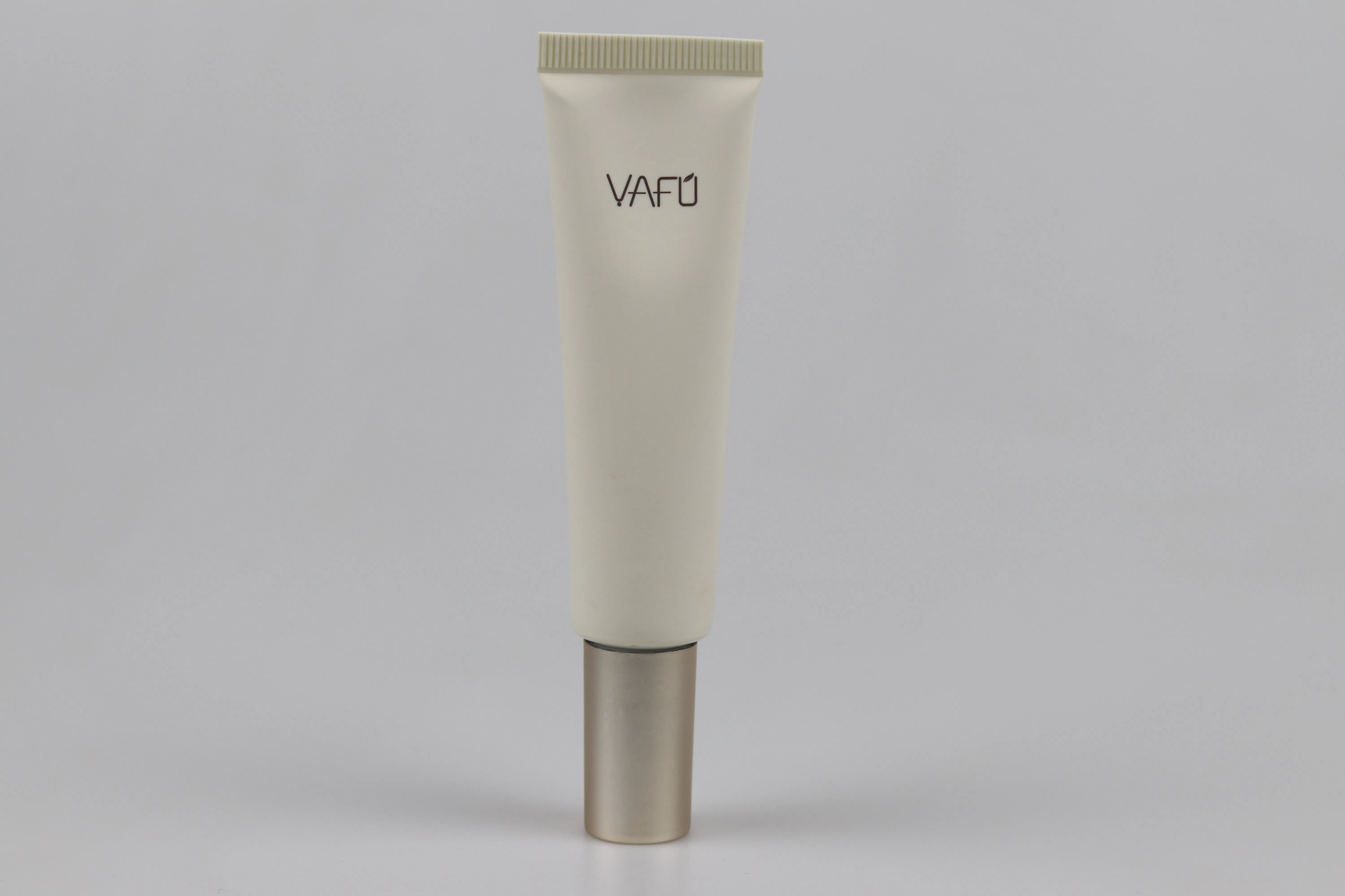 All-Day Wear Eyeshadow Base for Vibrant Color Application