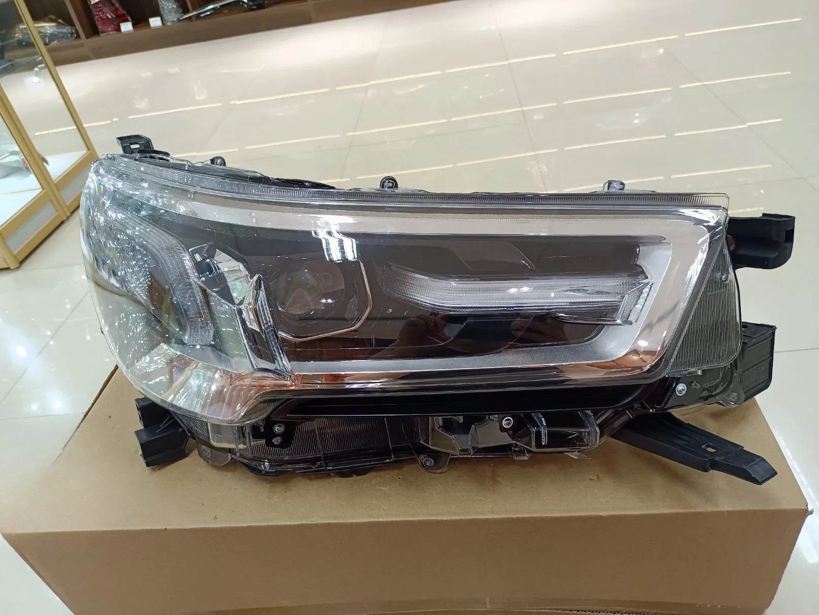 Фара головного света для Toyota Hilux Revo Rocco 2020