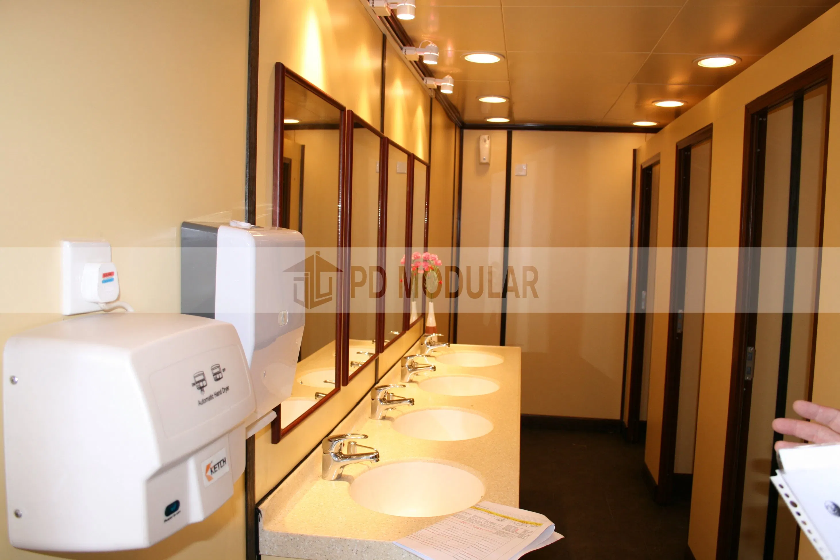 Portable Luxury 20FT Containerized Mobile Toilets Container Ship Restroom Public Washroom Shower