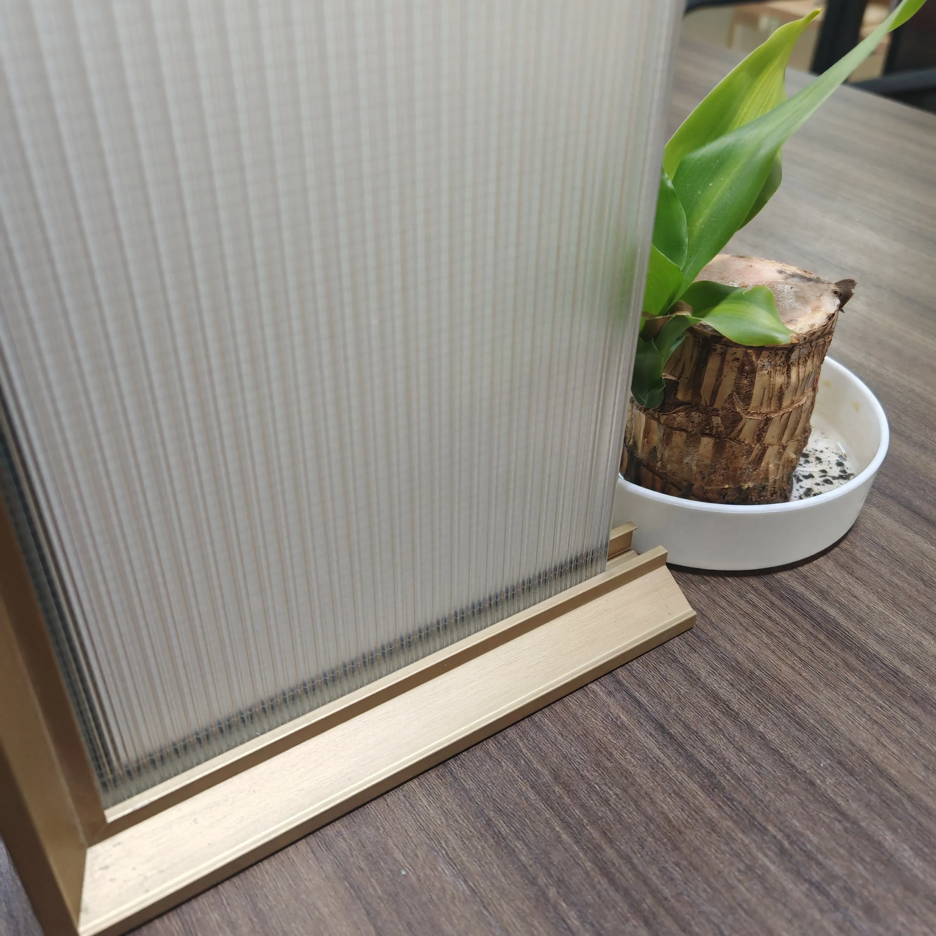 Decorative Artistic Glass Solutions with Stylish Laminated Finishes